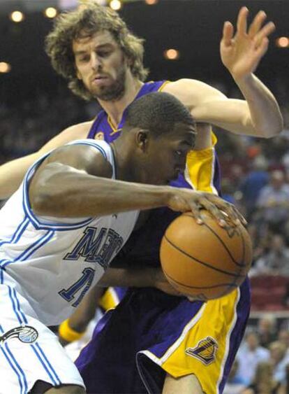 Gasol, ante Dwight Howard, de Orlando Magic.