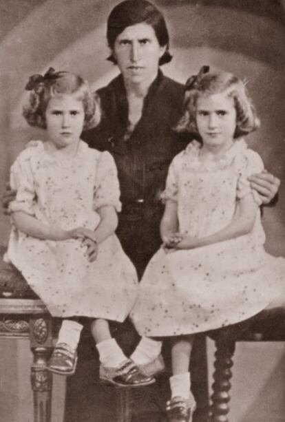 Emilia Falcón, a la derecha, con su madre Petronila y su hermana gemela antes de la Guerra Civil.