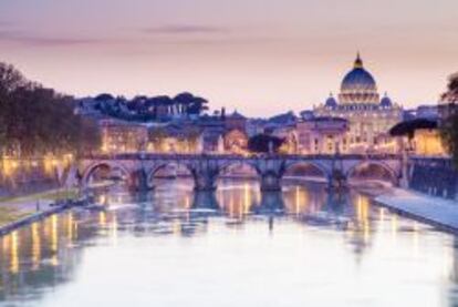 Vista de San Pedro el Vaticano desde el Tíber.