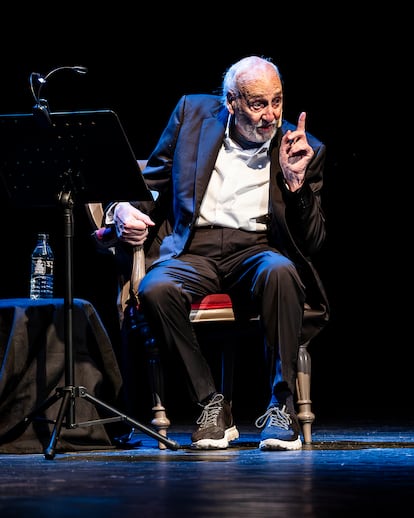 Héctor Alterio, durante la función de 'Una pequeña historia' en el teatro Santo Tomás de Ávila, el pasado mes de febrero.