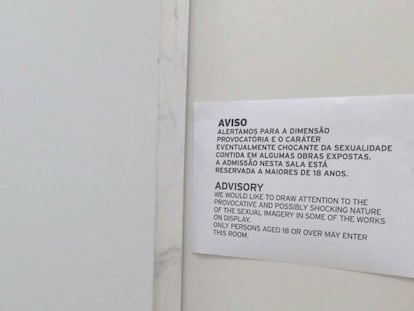 Cartel en la exposición sobre Mapplethorpe que prohíbe el paso a los menores de 18, en el museo de Serralves, en Oporto. Foto: J. M.