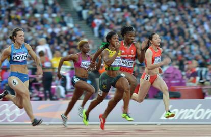 Desde la izquierda: la ucraniana Olesya Povh, la jamaicana Shelly-Ann Fraser-Prycey la china Wei Yongli en la carrera de 100 metros.