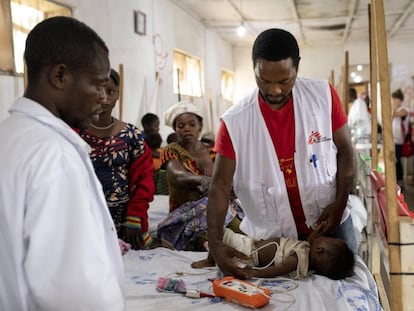 El médico Cosmas Ngalla hace la ronda en la sección de pediatría del hospital general de Kigulube, República Democrática del Congo.