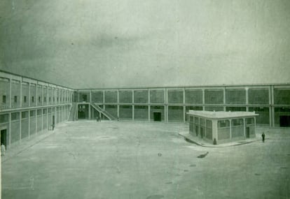 1930 (aproximadamente). Mercado Central de Frutas y Verduras, obra de Javier Ferrero, y edificio destacado del movimiento moderno en España. Ferrero aprovecha al máximo la parcela triangular y libera una plaza central en forma que se abre mínimamente a la plaza de Legazpi. La estructura del edificio, hoy en desuso, está protegida, aunque presenta problemas de cimentación y espera nuevo uso.