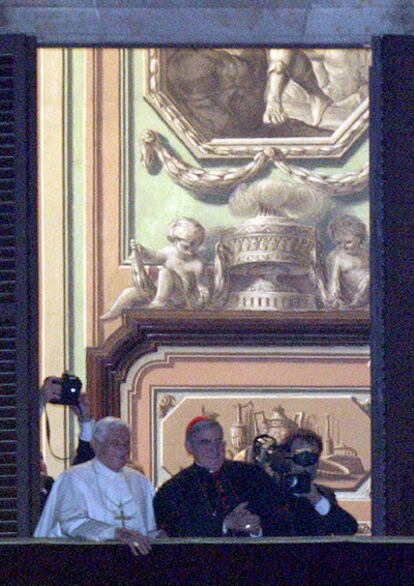 Rompiendo con el protocolo previsto, el Papa se ha asomado al balcón el Arzobispado para saludar a las personas congregadas para recibirle en la plaza de la Catedral de Barcelona.