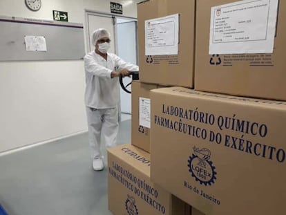 Medicamentos no Laboratório Químico e Farmacêutico do Exército (LQFEx).