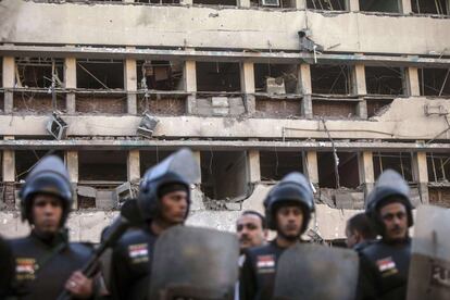 Un atentado suicida contra uno de los principales complejos de seguridad en el centro de El Cairo ha causado al menos cuatro muertos y 76 de heridos este viernes. En la imagen agentes de la policía vigilan el lugar de la explosión en El Cairo.