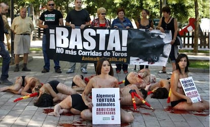 Protesta contra las corridas de toros en Algemesí (Valencia), en 2009.