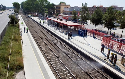 Vista panorámica de la estación de Castelldefels Playa esta mañana, donde los bomberos trabajan limpiando las vías del tren.