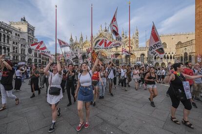 Los manifestantes, después de una larga espera, logran entrar en Piazza San Marco, el 8 de junio de 2019 en Venecia, Italia.