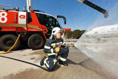 Un bombero perteneciente a uno de tres parques que dan servicio al aeropuerto