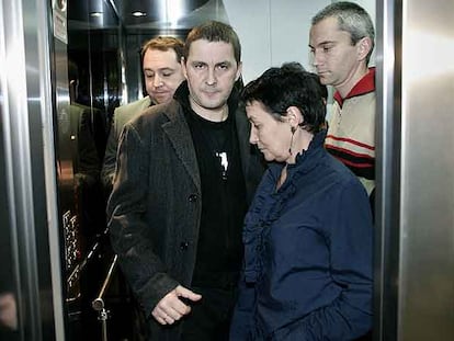 Arnaldo Otegi junto a Jone Goiricelaia y, detrás, Pernando Barrena y Joseba Permach, en el ascensor del hotel donde comparecieron tras el atentado.