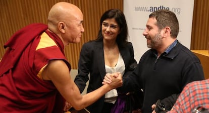 El monje tibetano Thubten Wangchen saluda a Javier Couso, hermano del periodista asesinado José Couso, en el Congreso de los Diputados, en una imagen de archivo. 