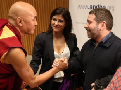 El monje tibetano Thubten Wangchen saluda a Javier Couso, hermano del c&aacute;mara Jos&eacute; Couso en el Congreso. 