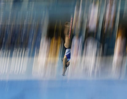 Un miembro del equipo británico de natación practica en el trampolín.