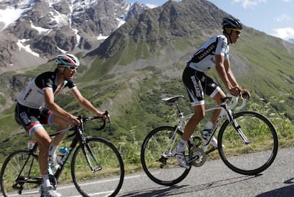 Frank Schleck y Alberto Contador comienzan a subir el Galibier