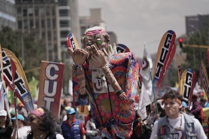 Una marioneta acompaña la movilización de la central sindical CUT en Bogotá.