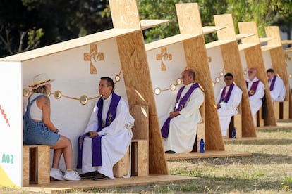 Fila de confesionarios instalados para los peregrinos que llegan a la Jornada Mundial de la Juventud en un parque de Lisboa, el martes.