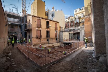 El futuro jardín del centro, con las excavaciones que han recuperado muro del circo romano. 