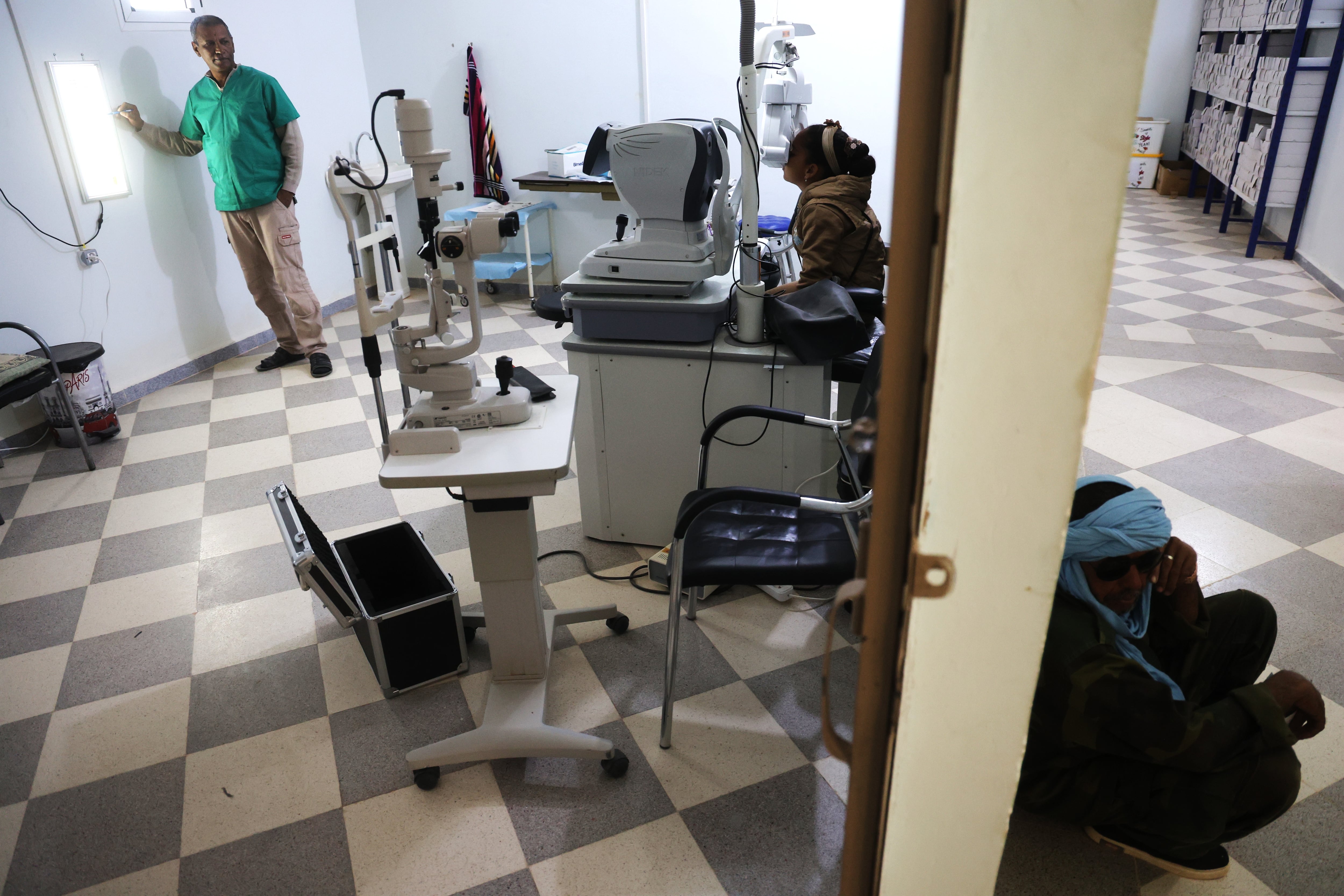 Abdelahi Ahmed Salek, optometrista saharaui formado en Cuba, atiende a un niño en un centro oftalmológico de Rabuni el 10 de abril.