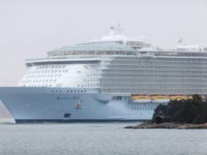El "Allure of the Seas" abandona los astilleros STX Europe de Turku (Finlandia), donde fue construido. EFE/Archivo