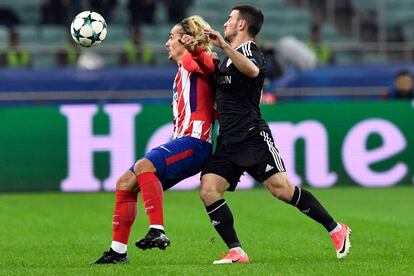 Antoine Griezmann (izquierda), del atlético de Madrid, sigue la trayectoria del balón ante la presión de Gara Garayev del Qarabag.