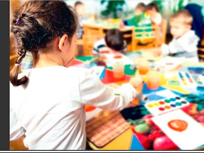 Dos niños pintan en una escuela infantil, donde el colectivo que las agrupa asegura que los protocolos se han mostrado eficaces.