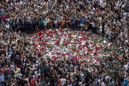 Los Reyes en La Rambla de Barcelona donde han rendido esta tarde un homenaje a las víctimas de los atentados de Barcelona y Cambrils (Tarragona) con una ofrenda floral ante el mosaico en el suelo de Joan Miró.