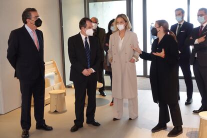 Flora Pérez durante la visita, el pasado 1 de marzo, a la escuela infantil de Bembrive, Vigo. A su izquierda, José Arnau, vicepresidente de Pontegadea, Inditex, y Abel Caballero, alcalde de Vigo. A la derecha, Elsa Urquijo, arquitecta autora del proyecto.