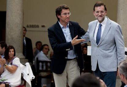 Mariano Rajoy (a la derecha) y Alberto Núñez Feijóo, ayer en un acto del partido en Santiago.