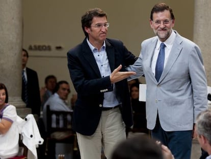 Mariano Rajoy (a la derecha) y Alberto Núñez Feijóo, ayer en un acto del partido en Santiago. 