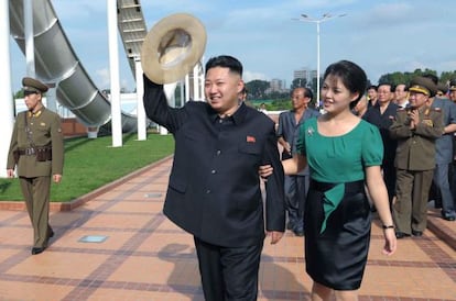 El l&iacute;der norcoreano, Kim Jong-un, y su esposa, Ri Sol-hu, en la inauguraci&oacute;n en julio de un parque de atracciones en Pyongyang.