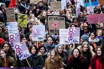 Varias personas acuden a una concentración con motivo del Día Internacional de la Mujer, este viernes en Bruselas (Bélgica). 