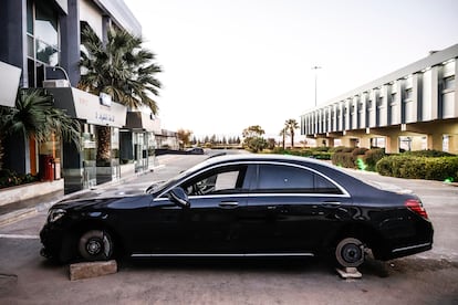 Un mercedes blindado abandonado en el aeropuerto internacional de Damasco, en el que supuestamente huy Bachar el Asad.