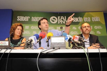 Malentxo Arruabarrena, Iñaki Gerenabarrena y Ramiro González, de izquierda a derecha, en la rueda de prensa de ayer, en Vitoria.