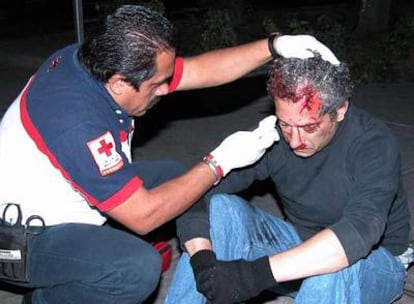 Un sanitario atiende a José Luis Calva tras ser atropellado por un coche cuando trataba de huir.