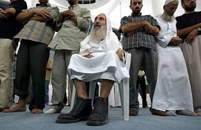 El jeque Ahmed Yasín, líder espiritual de Hamás, abandona una mezquita fuertemente escoltado después del atentado de ayer en Gaza.