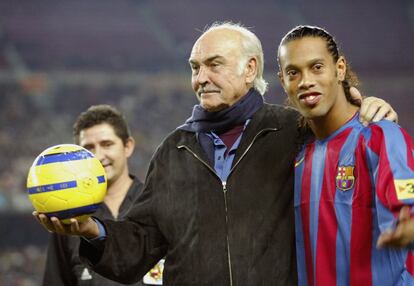 <p><span><strong>¿Quienes son?</strong> Sean Connery, intérprete escocés que dio vida a James Bond durante más de dos décadas, y Ronaldinho, exjugador brasileño considerado uno de los más talentosos de la historia. <span><strong>¿Cuándo fue?</strong> En noviembre de 2005.</span> <strong>¿Dónde coincidieron? </strong>En un partido por la paz en el que participó el FC Barcelona enfrentado a jugadores combinados de los equipos de Palestina e Israel. <strong>¿Alguna anécdota más?</strong> Sean Connery fue el rostro del cine más reconocido entre el público ese día, pero estuvo acompañado de numerosas autoridades: el rey Juan Carlos, el presidente José Luis Rodríguez Zapatero y los presidentes de Israel y Palestina, Moshe Katsav y Mahmud Abbas.</span> </p>