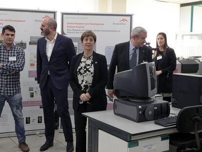 La consejera Arantza Tapia visita las instalaciones de la ACB de Sestao.