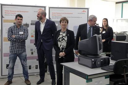 La consejera Arantza Tapia visita las instalaciones de la ACB de Sestao.