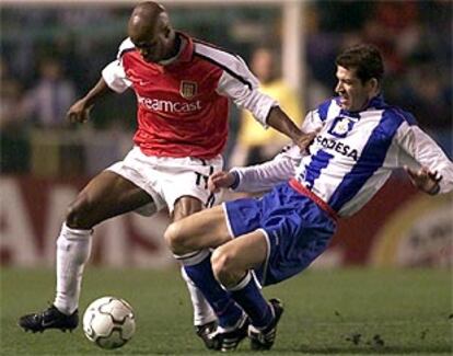 Wiltord y Romero pugnan por un balón en el partido jugado en Riazor.