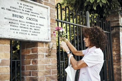 La hija del magistrado de Turin Bruno Caccia, asesinado por la‘Ndrangheta en 1983, coloca flores en la placa que lo recuerda