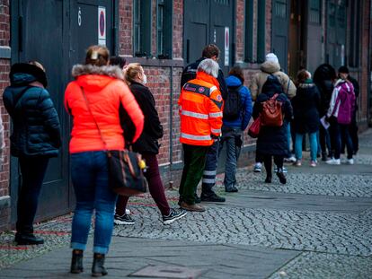 Varias personas guardan fila para vacunarse, este martes en Berlín.