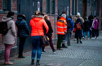 Varias personas guardan fila para vacunarse, este martes en Berlín.