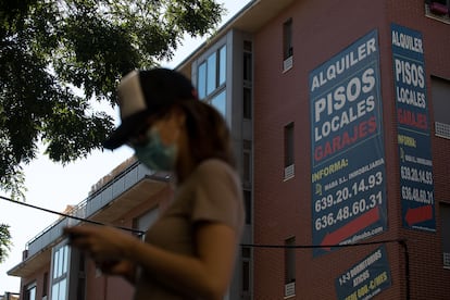 Un anuncio de alquiler de viviendas cuelga de la fachada de un edificio en Madrid.