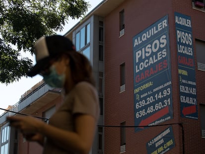 Un anuncio de alquiler de viviendas cuelga de la fachada de un edificio en Madrid.