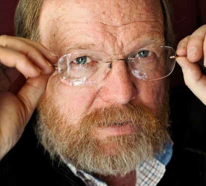 Bill Bryson: "Buscar lo que está más allá es lo más natural para los humanos".