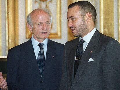 El rey Mohamed VI, junto a su consejero André Azulay.