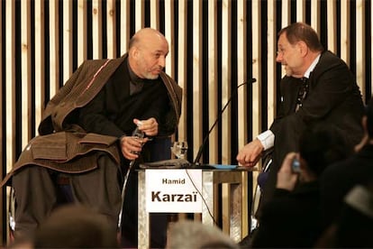 El presidente afgano, Hamid Karzai, y Javier Solana, en el Palacio de Congresos de Madrid.