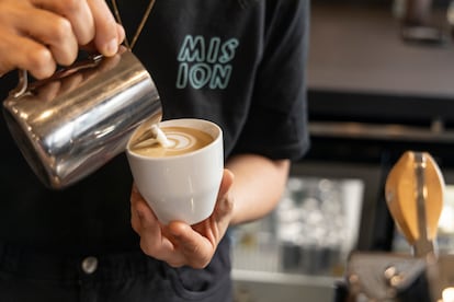 Barista sirviendo un café de especialidad en Madrid